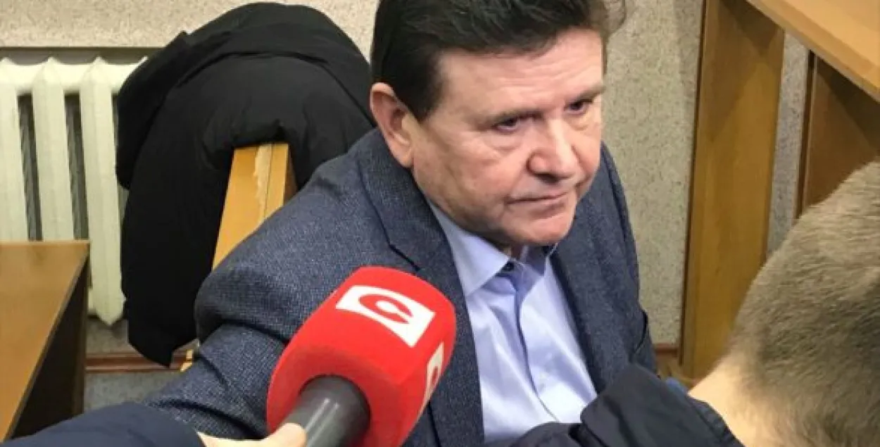 Доктару, які сядзіць за хабар, суд вярнуў больш за паўмільёна долараў