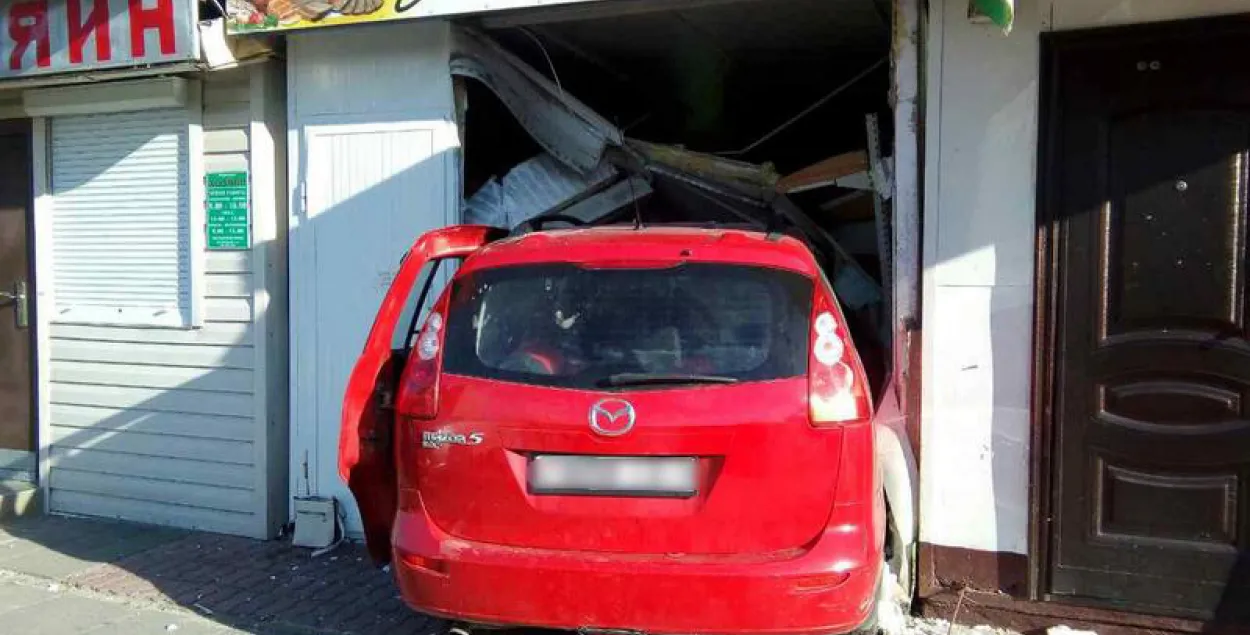 У Бярозе дзяўчына на Mazda заехала ў хлебны павільён