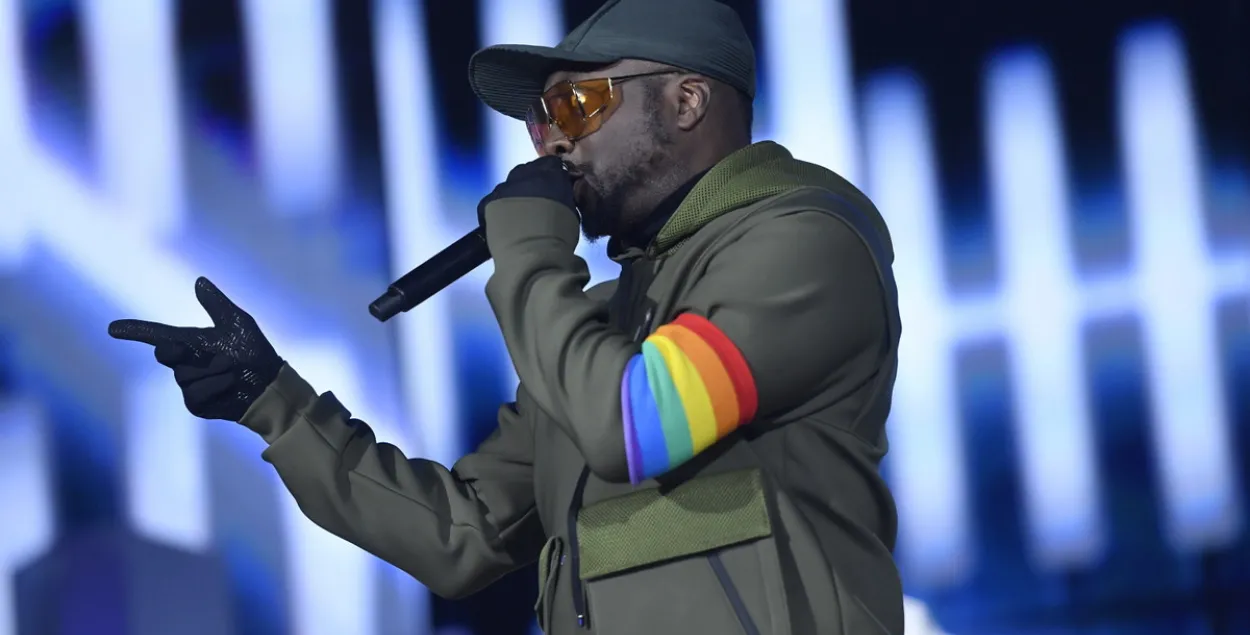 Фронтмен Black Eyed Peas Уильям Адамс (will.i.am) с радужной лентой на концерте в Закопане
