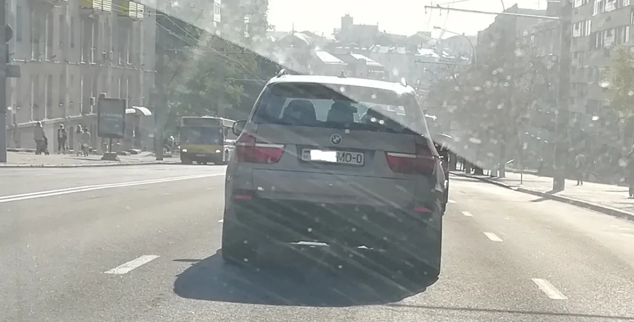 BMW X5 на "армейских" номерах на улице Романовская слобода в Минске. Фото: Еврорадио