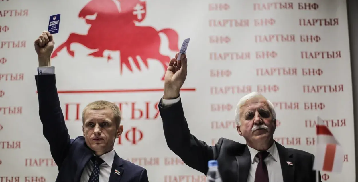 Кіраўнік Партыі БНФ Рыгор Кастусёў (справа) трэці год знаходзіцца ў зняволенні / Svaboda.org