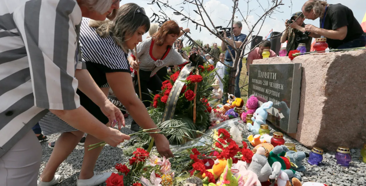 Памятник пассажирам сбитого "Боинга" под Донецком / Reuters