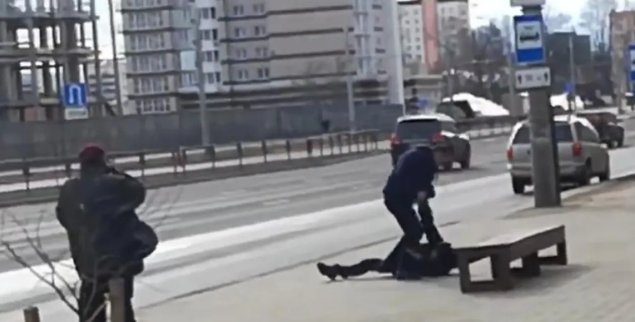 З'явілася відэа бойкі ў Мінску кантралёра з "зайцам"