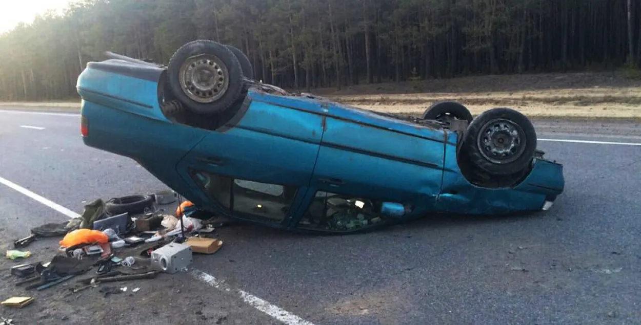 Пасажыр легкавіка падчас аварыі вылецеў праз заднюю шыбу (фота)