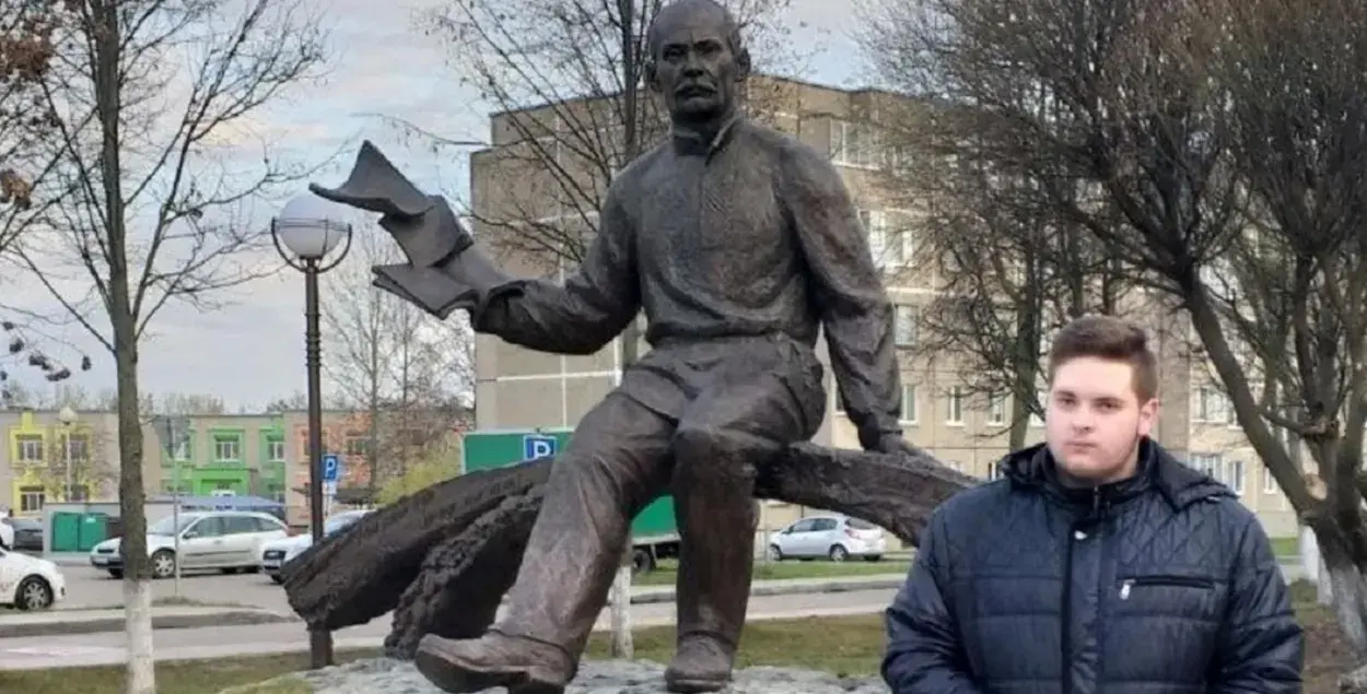 Никита струй у памятника Якубу Коласу / spring96.org
