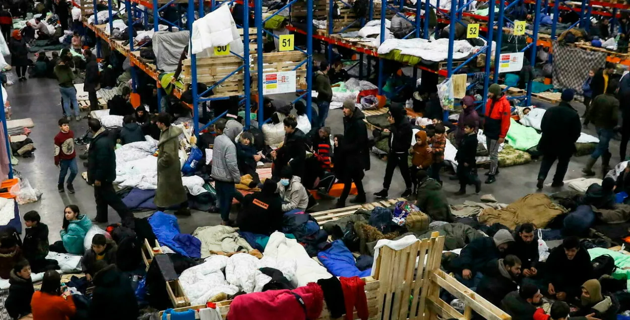Мигранты в торгово-логистическом центре "Брузги" / Reuters