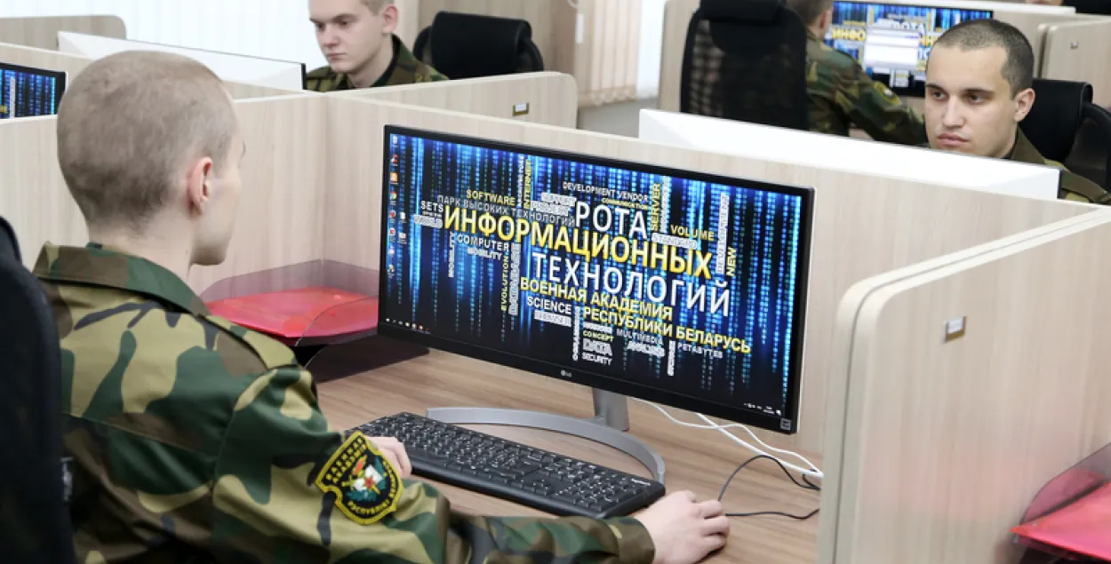Лукашэнка праінспектуе роту інфармацыйных тэхналогій