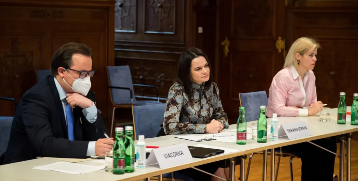 Слева направо: Франак Вячорка, Светлана Тихановская, Вероника Цепкало во время круглого стола / t.me/tsikhanouskaya​