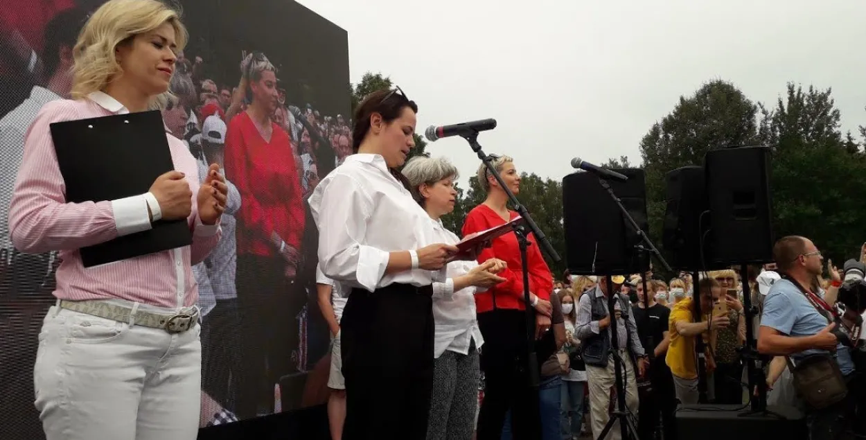 Svyatlana Tsikhanouskaya (at the microphone) at an election picket in Minsk