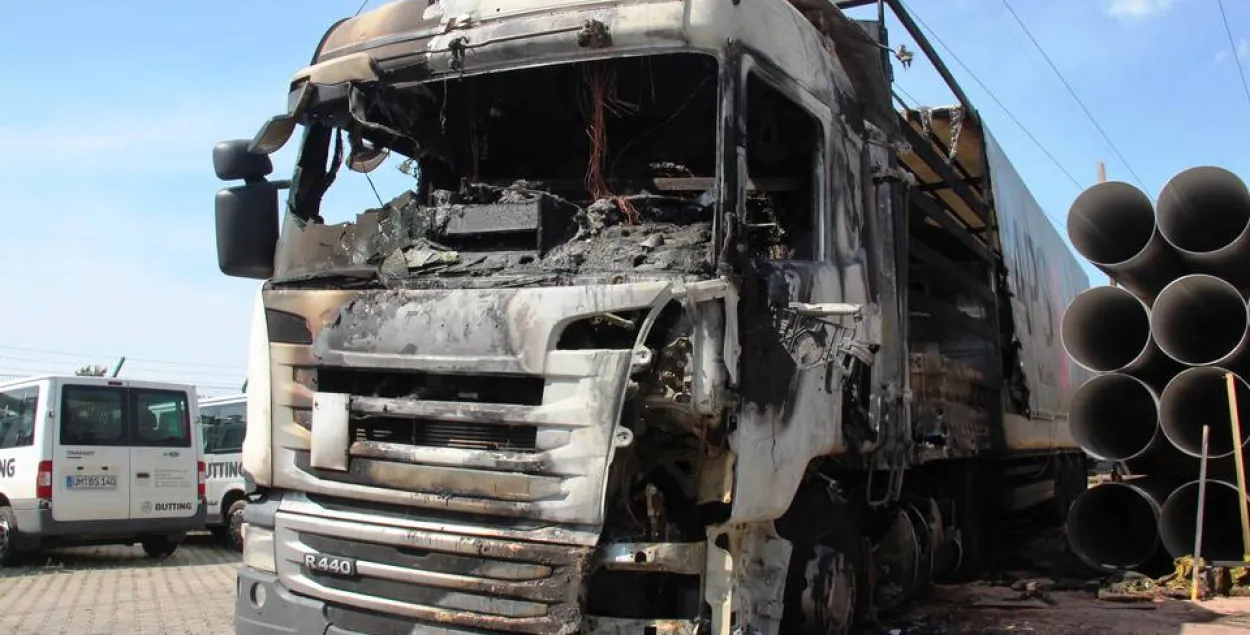 У Германіі пабіліся беларускія кіроўцы, адзін з іх спаліў фуру (фота) 