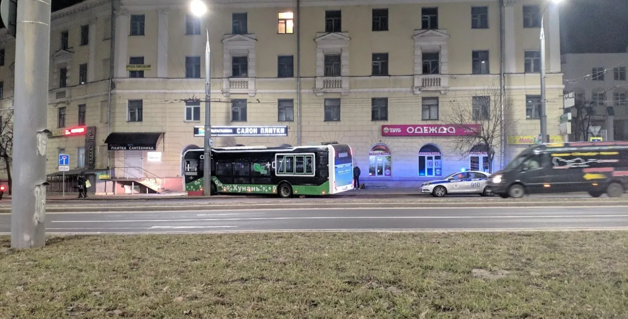 У Магілёве электробус выехаў на тратуар і пратараніў прыпынак