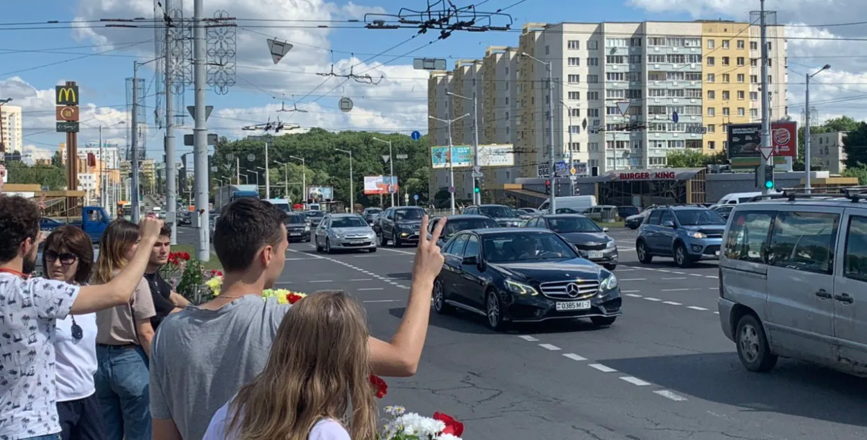 Людзі ўскладаюць кветкі каля станцыі метро "Пушкінская" / Еўрарадыё