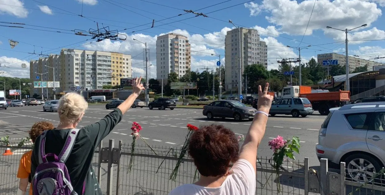 Возложение цветов у метро "Пушкинская" / Еврорадио