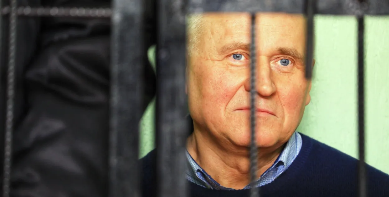 Николай Статкевич в клетке, рядом с ним &mdash; Сергей Тихановский / БЕЛТА