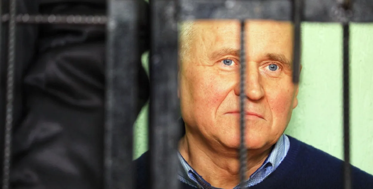Мікалай Статкевіч за кратамі / sb.by
