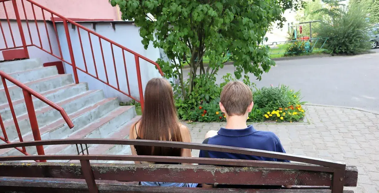 Падлеткі ў двары дома / mlyn.by