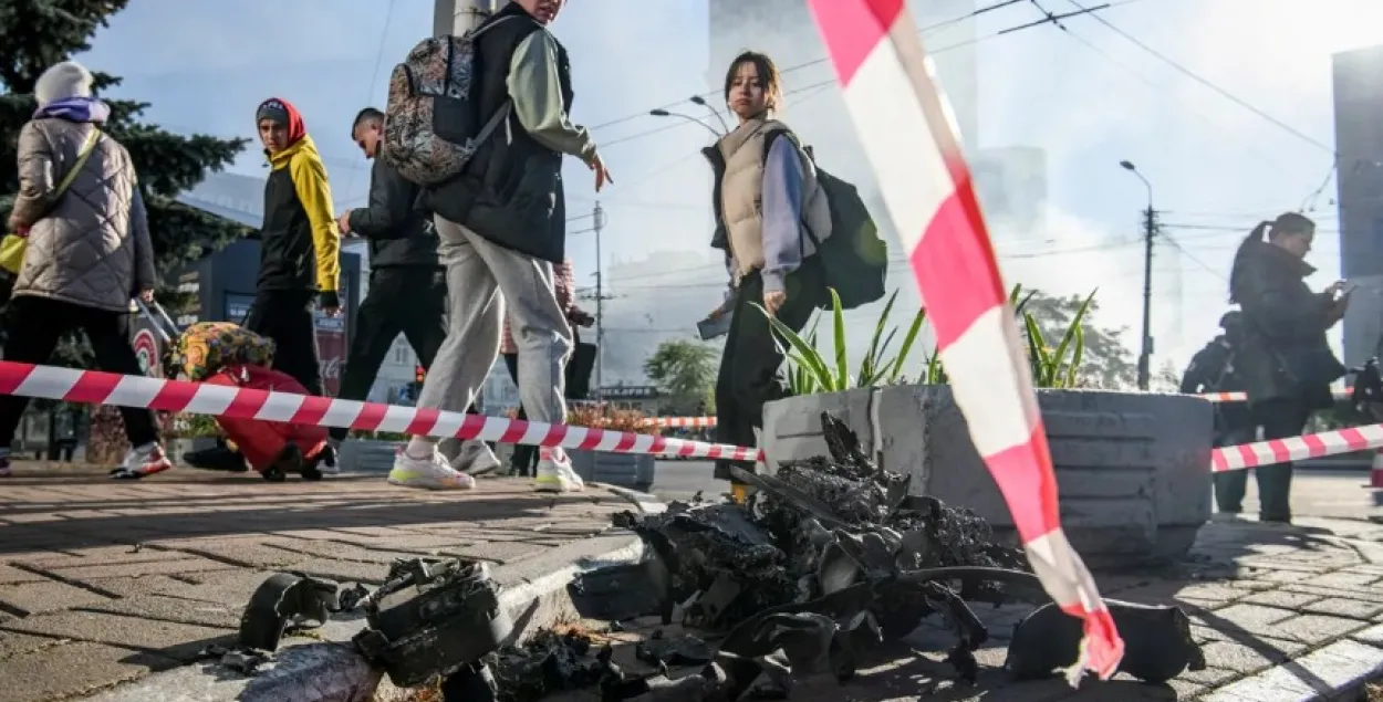 Обломки беспилотного летательного аппарата (БПЛА) в Киеве, октябрь 2022 года / Reuters
