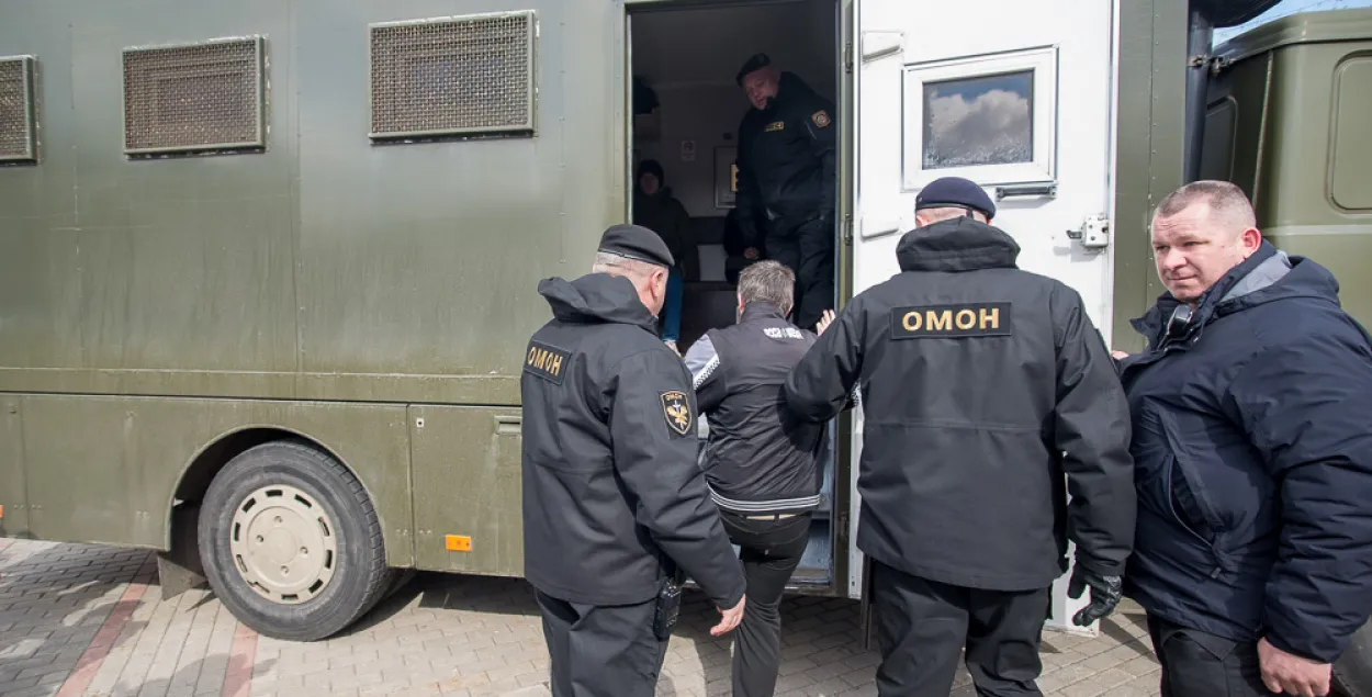 МУС закупляе новыя аўтазакі і мікрааўтобусы “сіняга колеру”