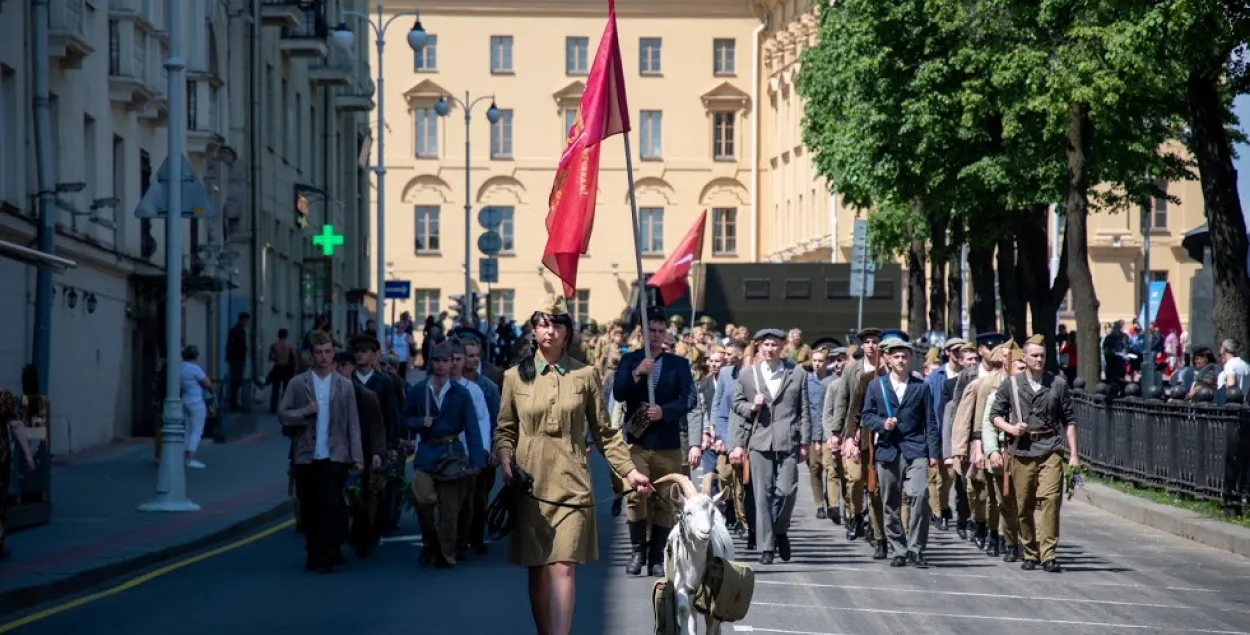 У Мінску актывісты БРСМ зладзілі партызанскі парад з казлом