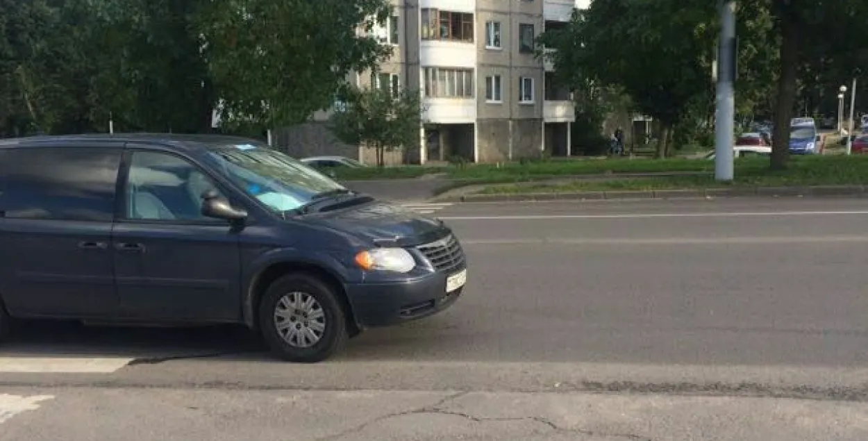 На пешаходным пераходзе ў Мінску "Крайслер" збіў 10-гадовую дзяўчынку 