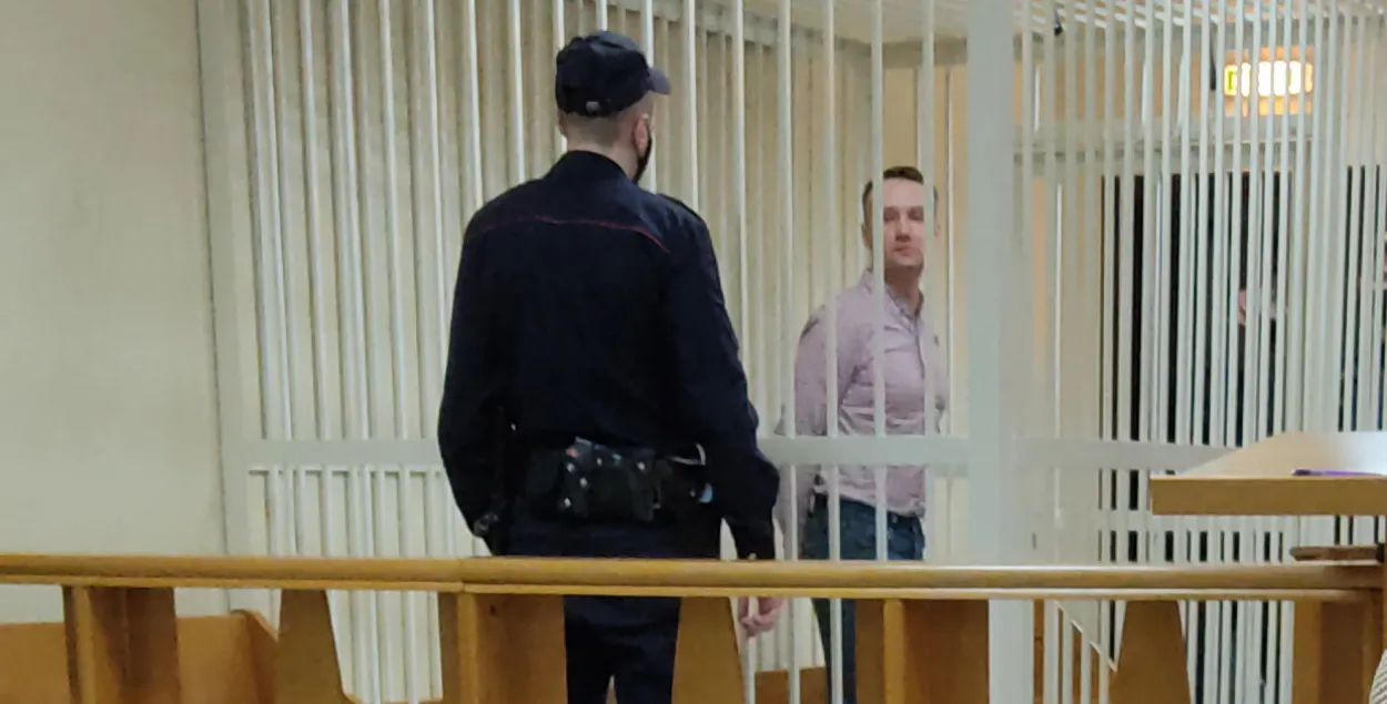 За 4 удары па міліцэйскай машыне мінчук атрымаў 4 гады калоніі