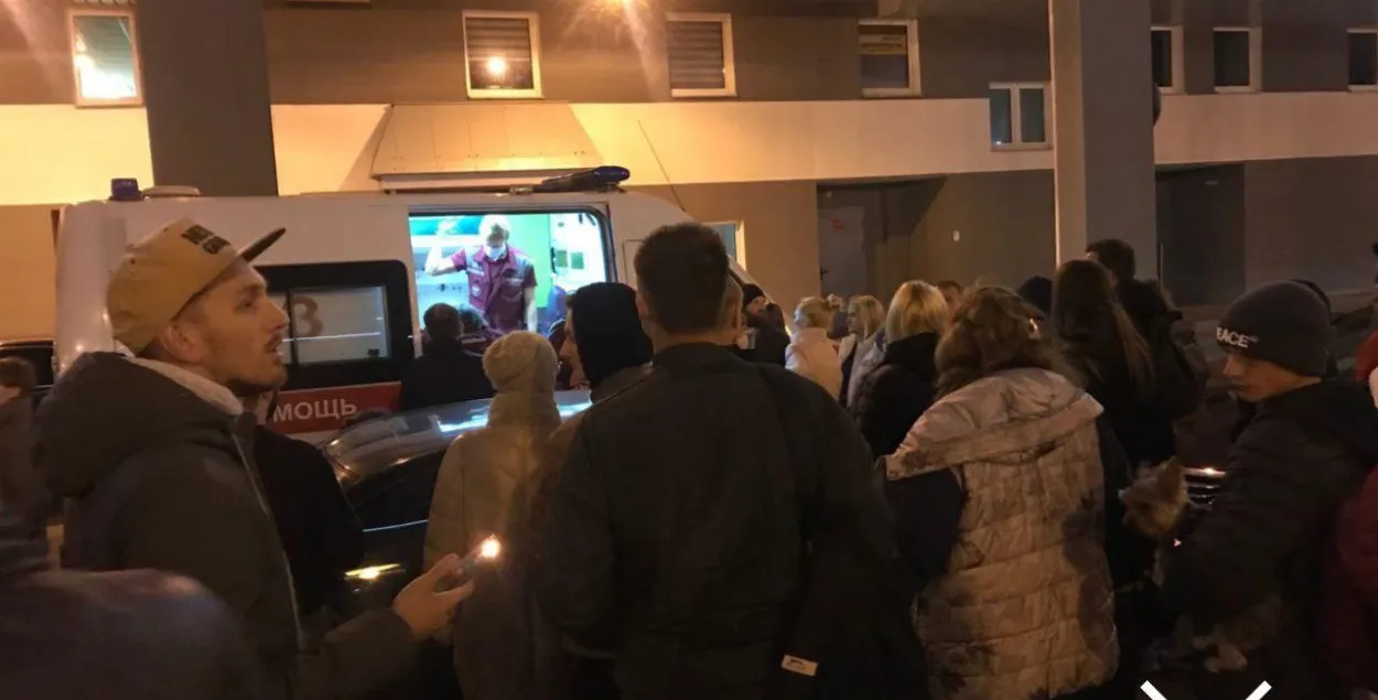 Скорая приехала к ребенку, которому силовики брызнули газом / "Белсат"