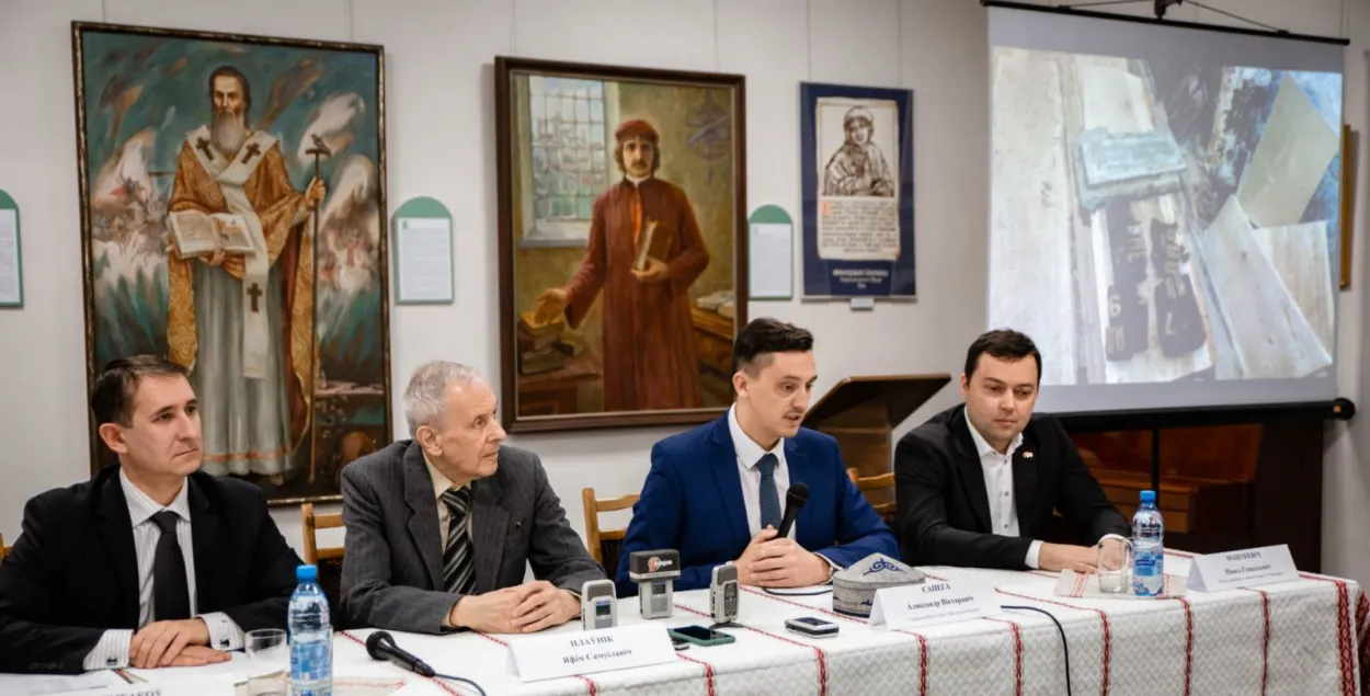 Яков Плавник (второй слева), справа от него &mdash; председатель Фонда Марии Магдалены Радзивилл Александр Сапега / svaboda.org​
