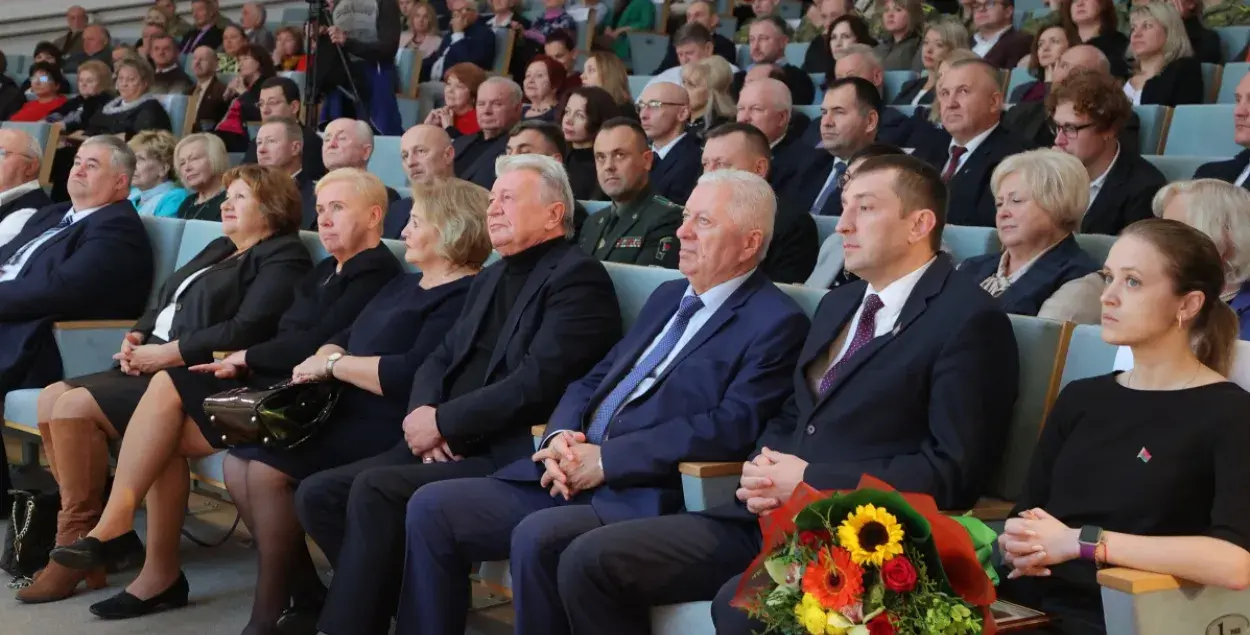 Лідзія Ярмошына сядзіць побач з Ліліяй Ананіч / sb.by
