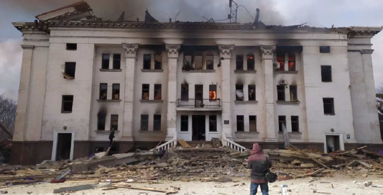 Удар па Марыупальскім драмтэатры назвалі "відавочным ваенным злачынствам" Расіі