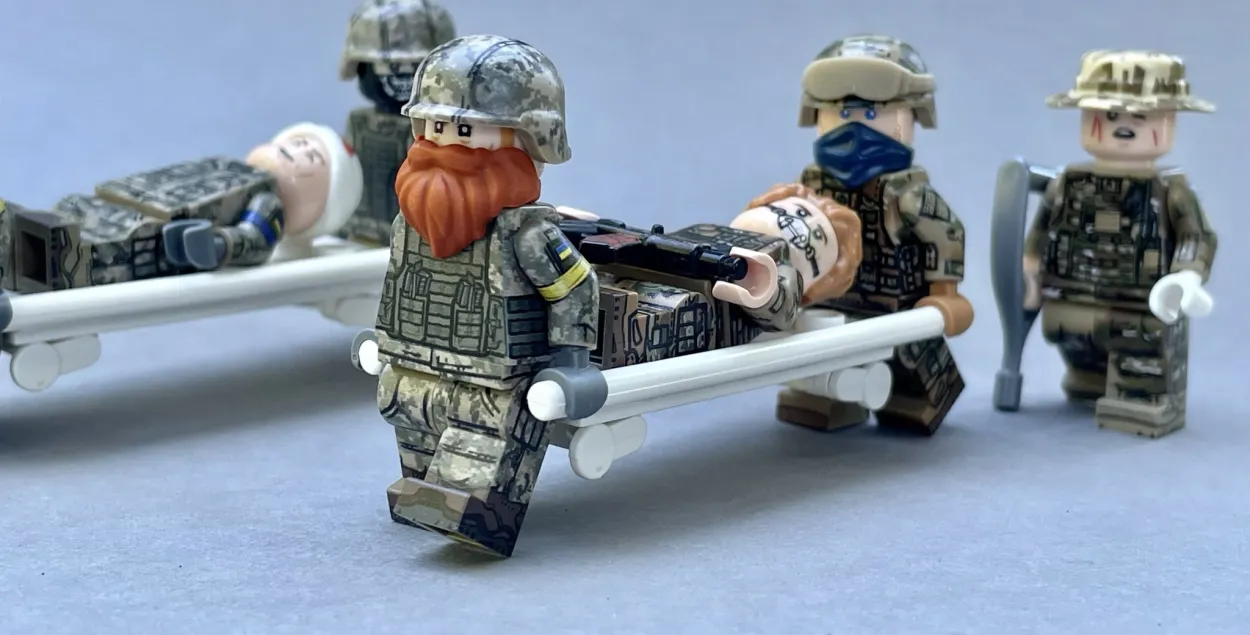 Lego выпустил новые фигурки: там защитники Мариуполя, парамедики и журналист