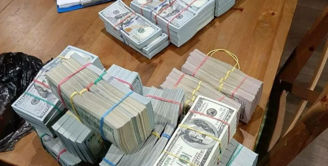 Доллары, которые нашли во время обыска / Фото МВД​
