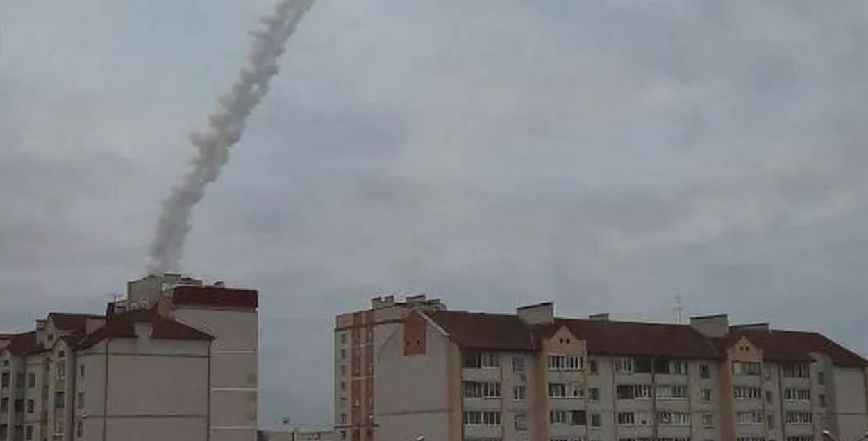 Фотофакт: след от запуска ракеты в небе под Лунинцем