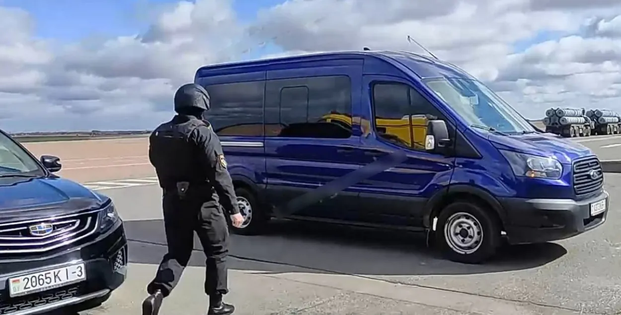 За одним из "экстремистов" гомельские силовики приехали в аэропорт / скриншот видео
