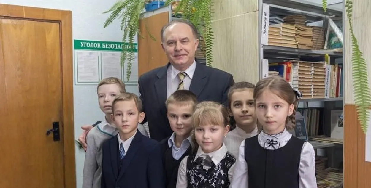 Мікалай Жуковіч са школьнікамі /&nbsp;@viasna96
