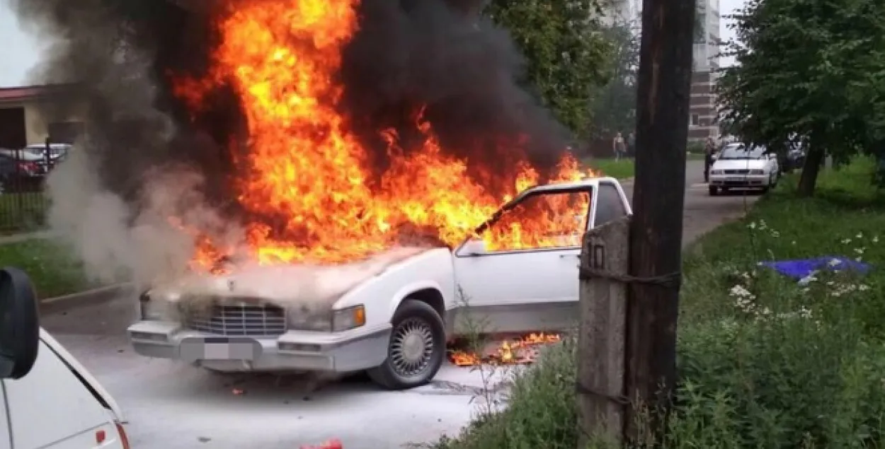 У Мінску згарэў Cadillac (фота)
