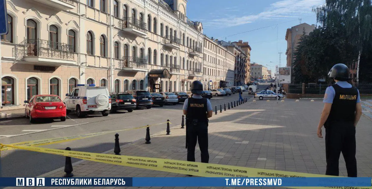 Около гостиницы "Гарни" / Пресс-служба МВД