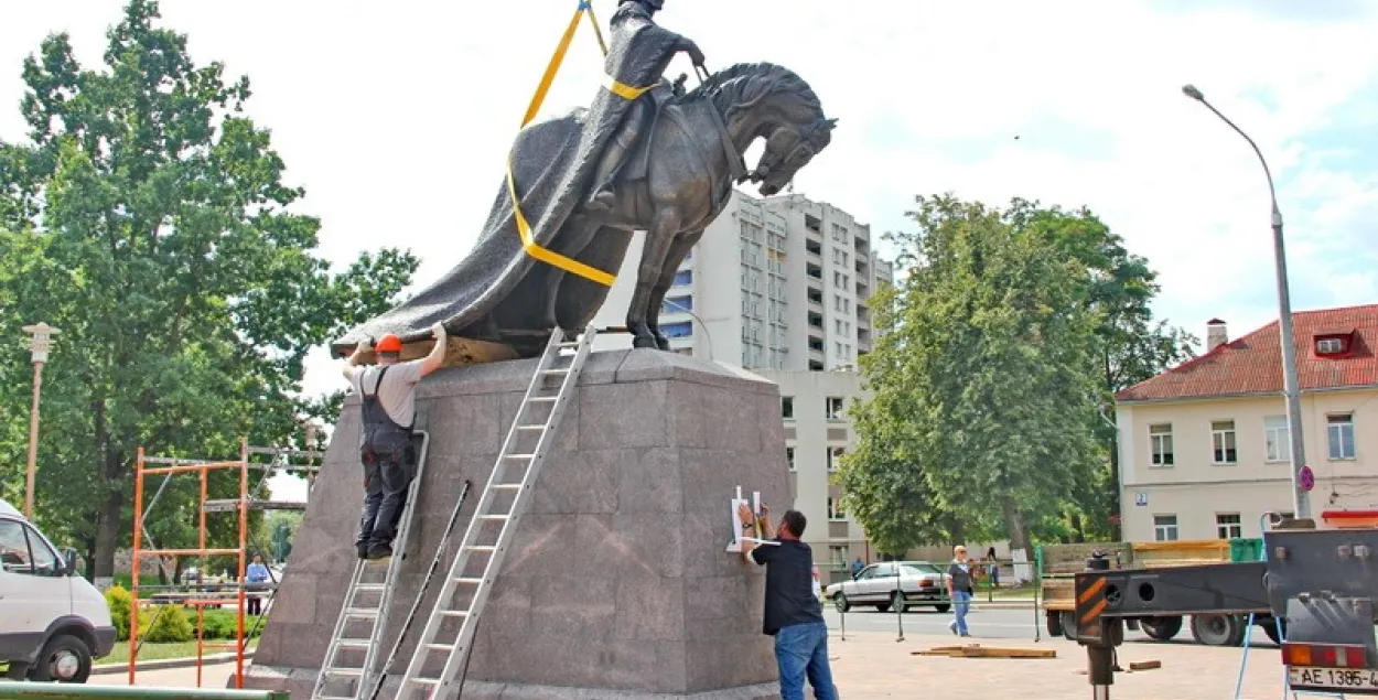 У Лідзе ўсталявалі конны помнік князю Гедзіміну (фота)