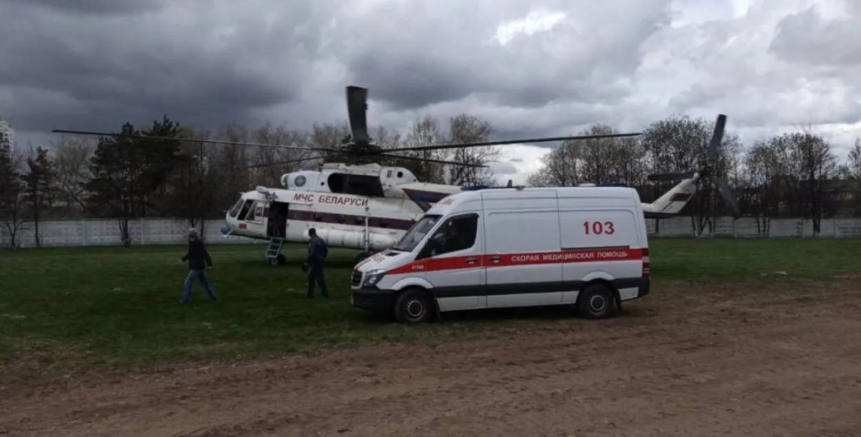 Для транспартавання аднаго з пацярпелых падлеткаў задзейнічалі верталёт МНС з медыцынскім модулем / @ minzdravbelarus​​