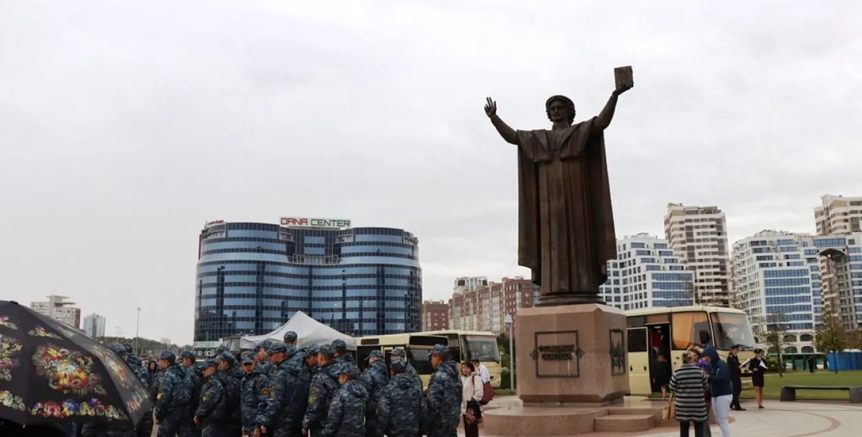 Амапаўцы прыйшлі да Скарыны са зброяй і шчытамі (відэа)