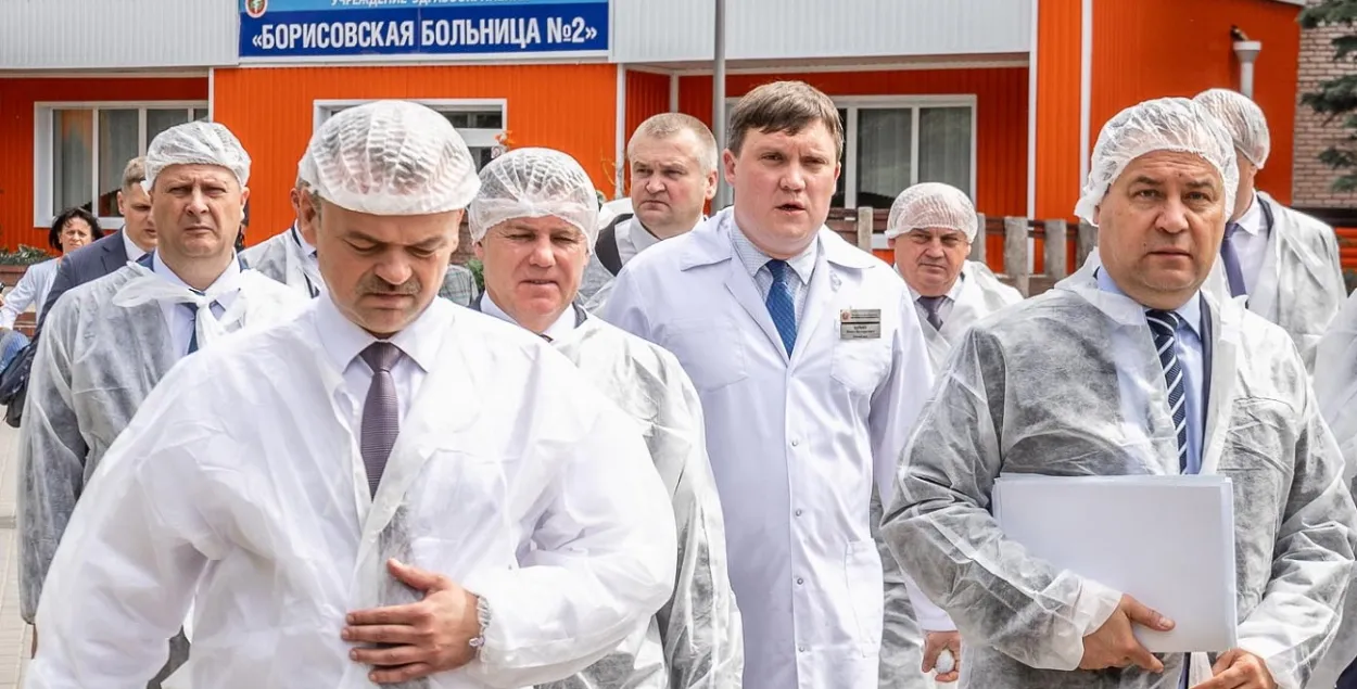 Люди в белых халатах. Роман Головченко крайний справа / edinstvo.by
