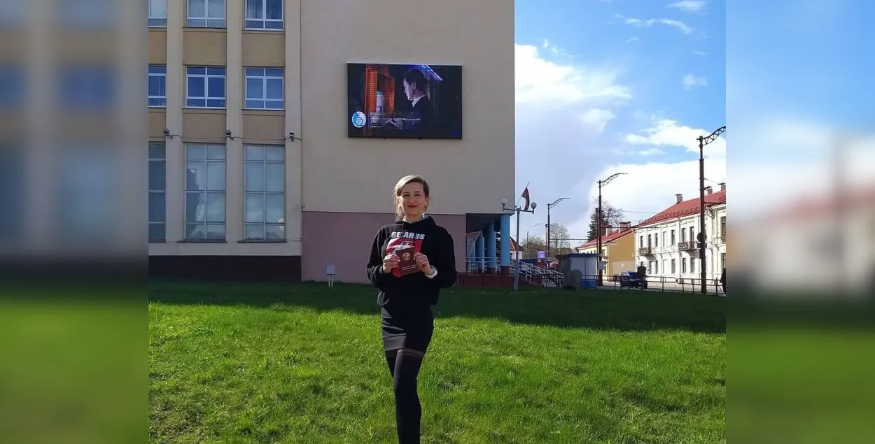 Любоў Сарлай з працоўнай каля гродзенскага філіяла РУП "Белпошта"​ / instagram.com/lubashasarlai