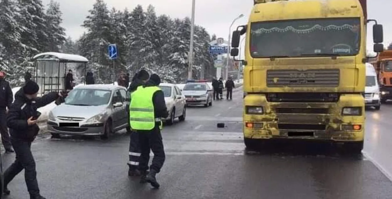 У Мінску каля Вайсковай акадэміі трапіў пад грузавік і загінуў курсант