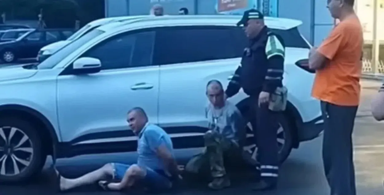 Задержанный Аляксандр Быков — первый слева / "Ганцавіцкі час"
