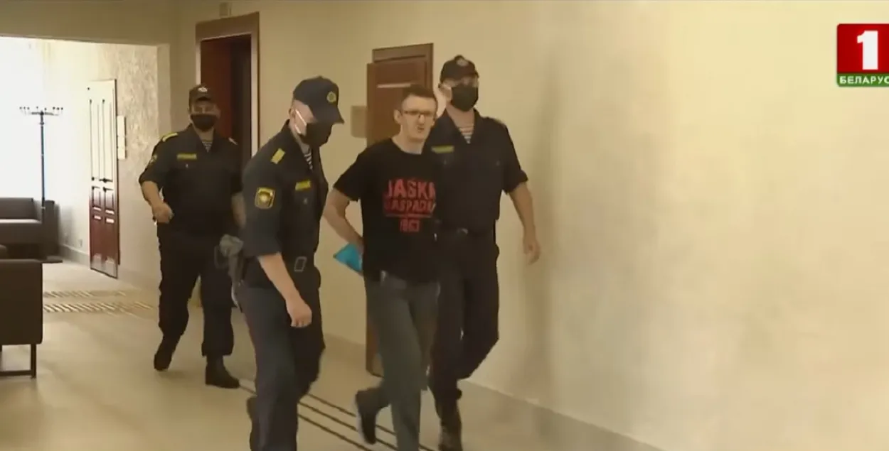 Маці журналіста-палітвязня Дзяніса Івашына пабачыла сына: "Трымаецца годна"