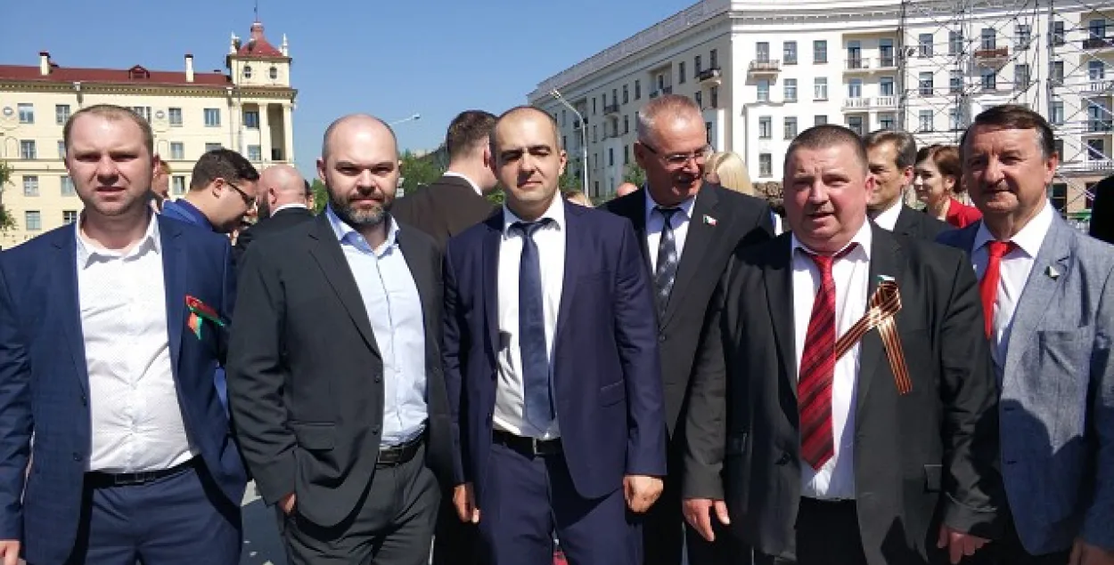 Сергей Ермыкин &mdash; второй справа, с георгиевской лентой. Фото: ldp.by​