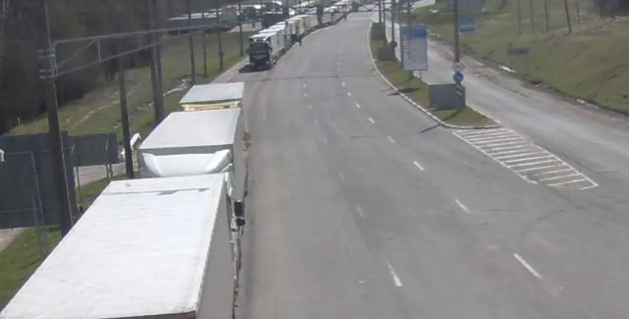 На выезд з Беларусі стаіць амаль тры сотні фур