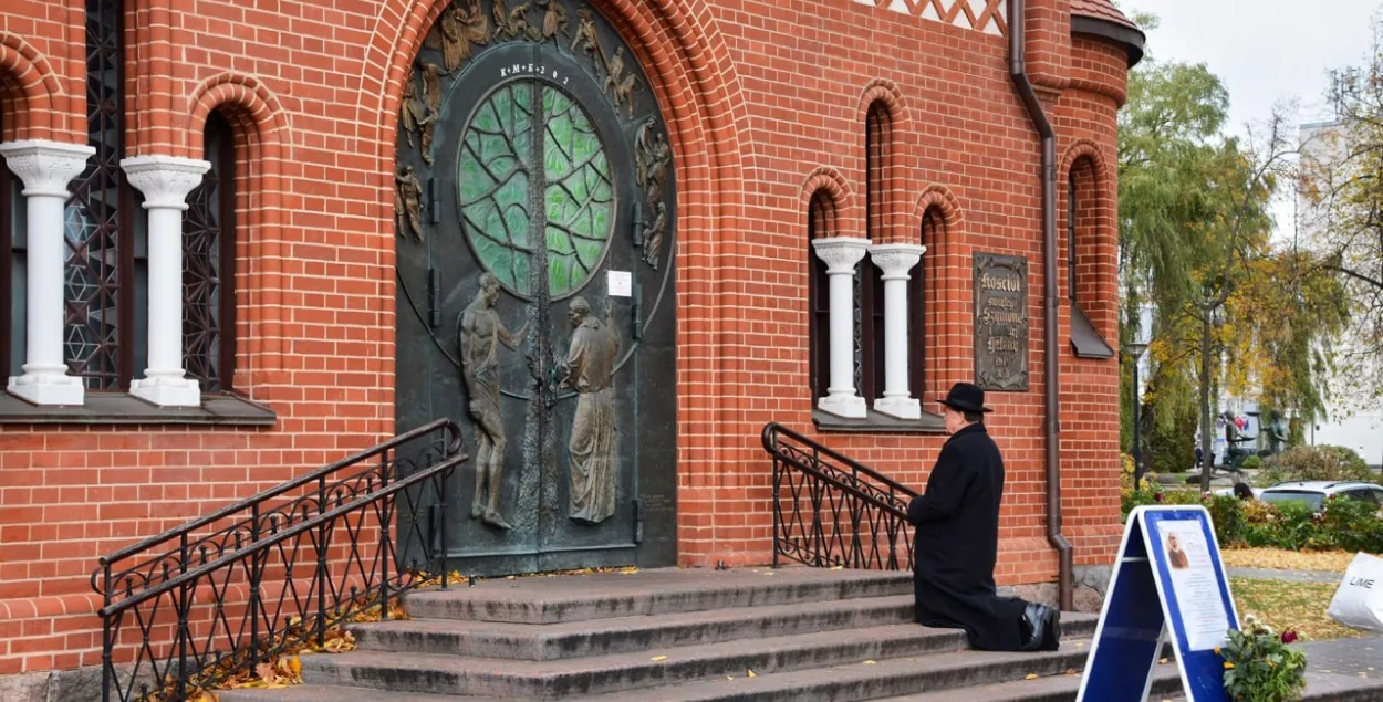 Ксёндз Уладзіслаў Завальнюк каля Чырвонага касцёла / Віктар Ведзен
