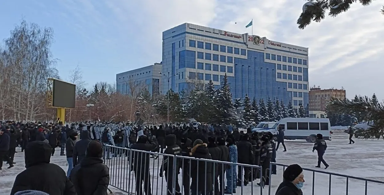 У некаторых гарадах казахскія сілавікі далучыліся да пратэстоўцаў