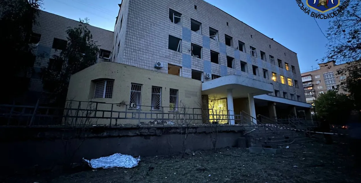 В результате обстрела была повреждена детская поликлиника / @VA_Kyiv
