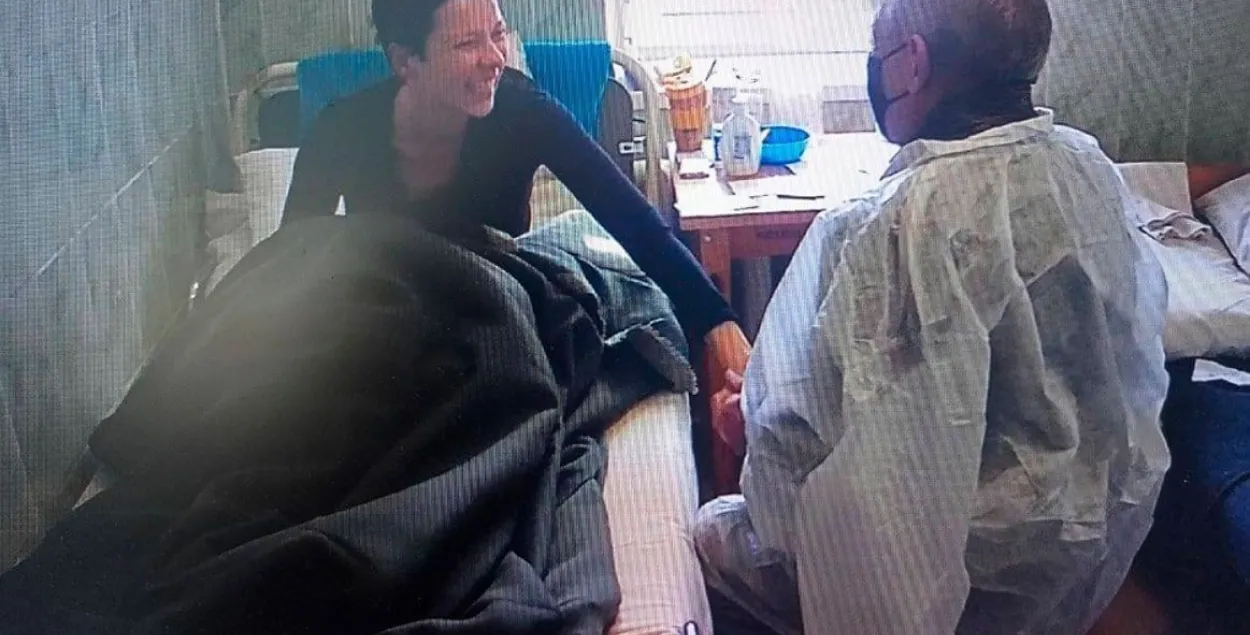 Maryia Kalesnikava with her father after surgery
